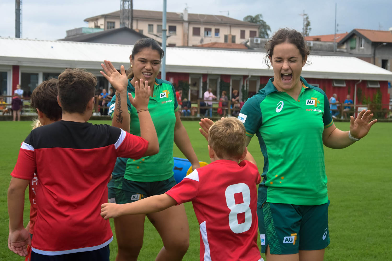 Aussie Rugby 7s players give children high fives
